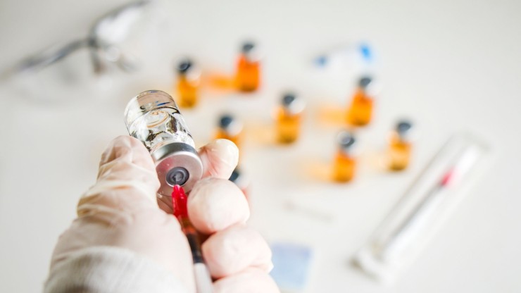 Un sanitario prepara una dosis de vacuna contra la COVID-19.