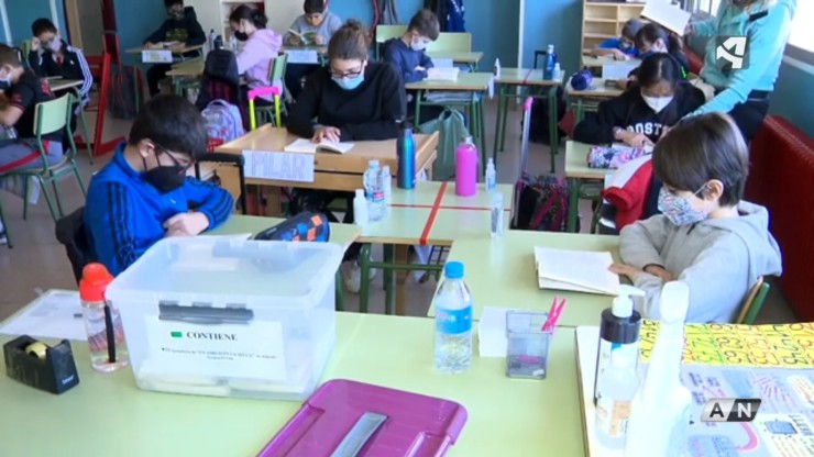 Varios niños durante una clase en un centro educativo de Aragón