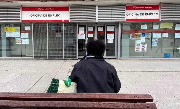 Una persona espera frente a una Oficina de Empleo (EP).
