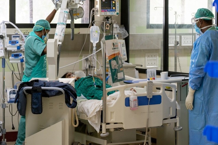 Sanitarios atienden a una paciente en la India (Roberto Rodríguez).