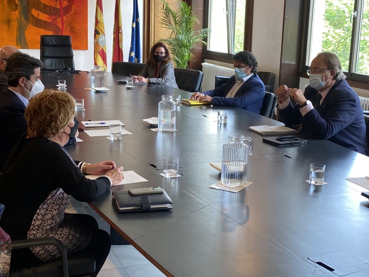 Reunión entre Ayuntamiento de Huesca y Gobierno de Aragón para abordar las ayudas a la hostelería (EP).