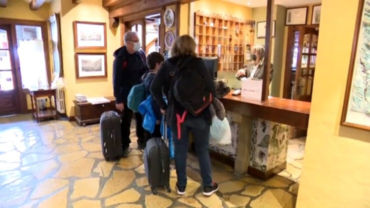 Una familia a su llegada a un hotel en Benasque (Huesca)