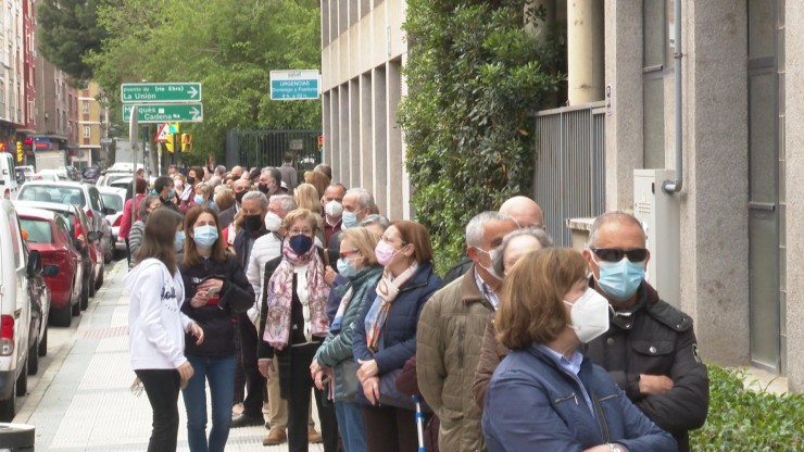 Gente esperando para ser inoculada con la vacuna de Janssen el pasado sábado 24 de abril.