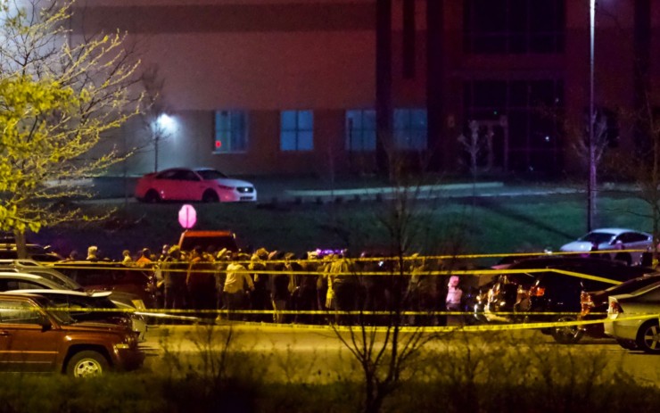 Imagen del exterior de las instalaciones de FedEx, cerca del aeropuerto de Indianápolis (EEUU), en las que se ha producido el tiroteo / @mykalmphoto