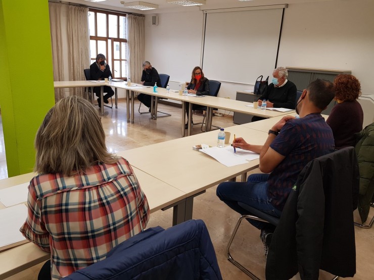 Imagen de la reunión mantenida entre Mayte Pérez y empresarios y representantes de la comarca del Matarraña.