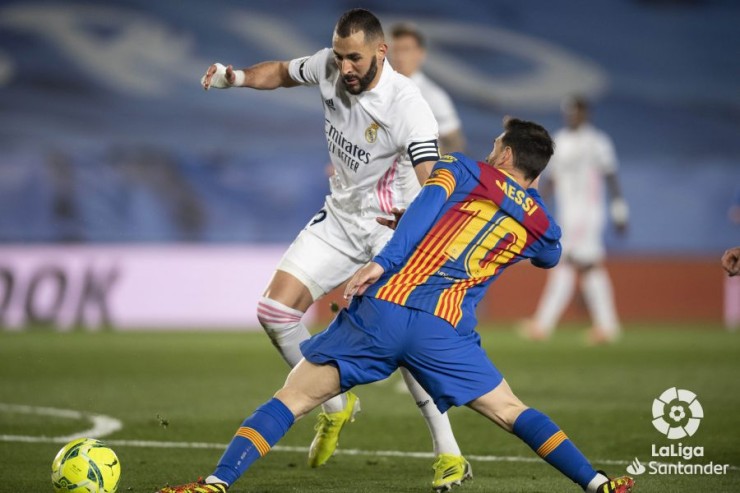 Benzema y Messi pugnan por un balón. Imagen: LaLiga.