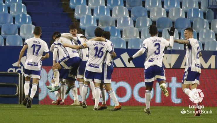 Los jugadores del Real Zaragoza celebran el tanto ante el CD Lugo.
