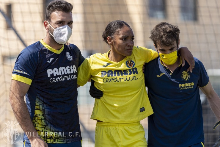 Salma Paralluelo se retira del campo con ayuda tras lesionarse el pasado fin de semana. Foto: Villarreal CF