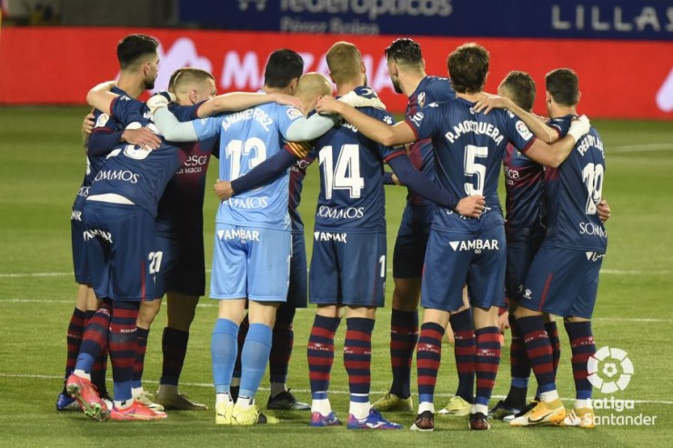 Los jugadores del Huesca hacen una piña antes del inicio del encuentro. Imagen: LaLiga.