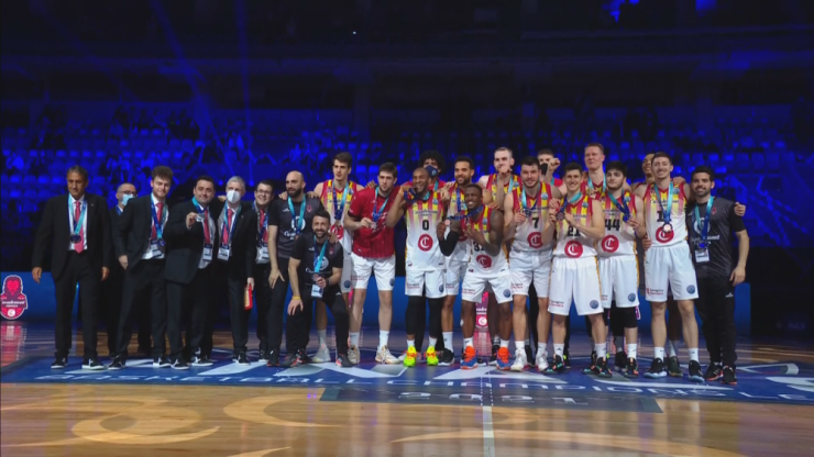 Los jugadores de Casademont Zaragoza con la medalla de bronce.