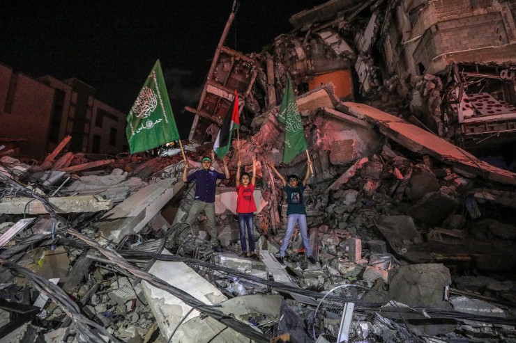 Jóvenes palestinos celebran el alto el fuego entre Israel y Gaza