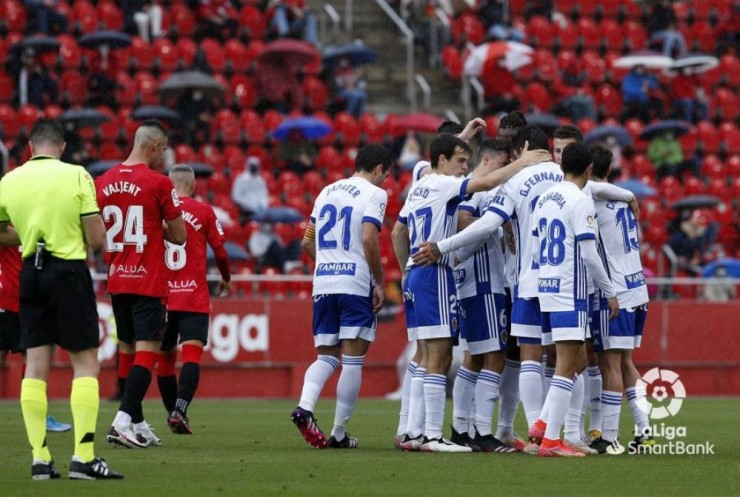 Los jugadores del Real Zaragoza celebran el gol de Zanimacchia.