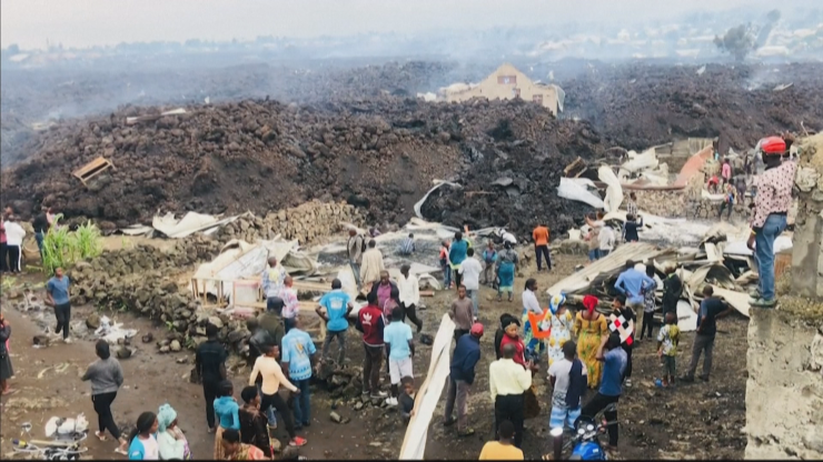 El volcán ha provocado la evacuación y huida de miles de personas.