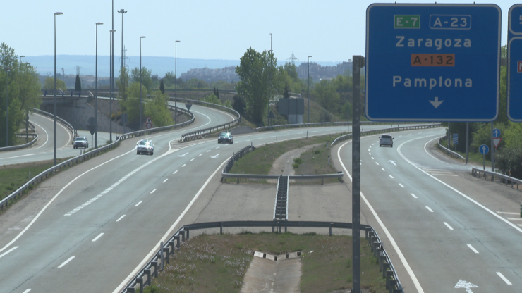 La autovía A-23 a su paso por el norte de la ciudad de Huesca.