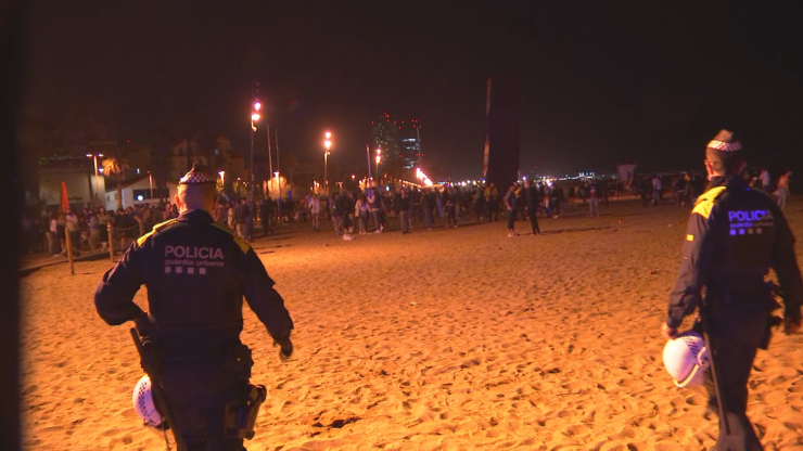La Guardia Urbana interviene ante las aglomeraciones en una playa de Barcelona.