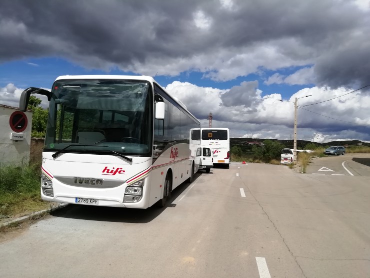 El autobús que fue trasladado al puticlub de Alcorisa. Al fondo, el que fue movido pero quedó bloqueado. Foto: Diario de Teruel / M.N.