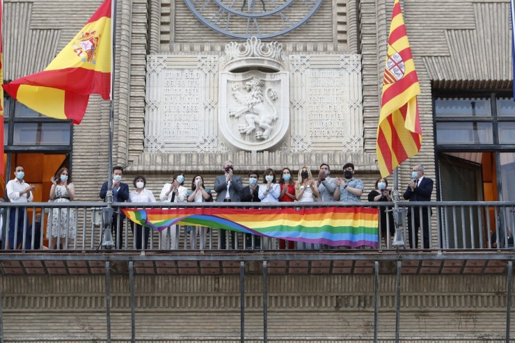 La pancarta objeto del recurso en el balcón del Ayuntamiento. / Archivo.