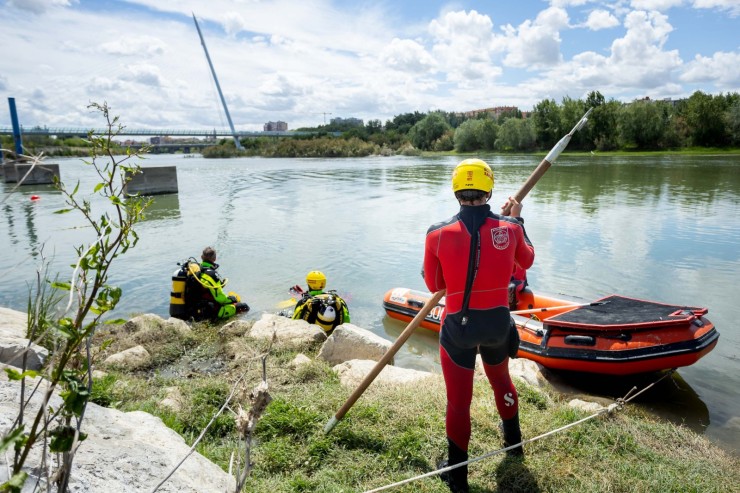 El operativo de búsqueda del menor desaparecido en el Ebro el sábado.