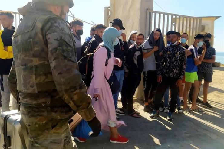 Un grupo de jóvenes marroquíes son devueltos a su país por las autoridades españolas este miércoles en Ceuta.