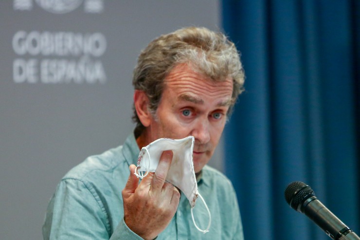 Fernando Simón sujetando una mascarilla mientas comparece en rueda de prensa (EP).