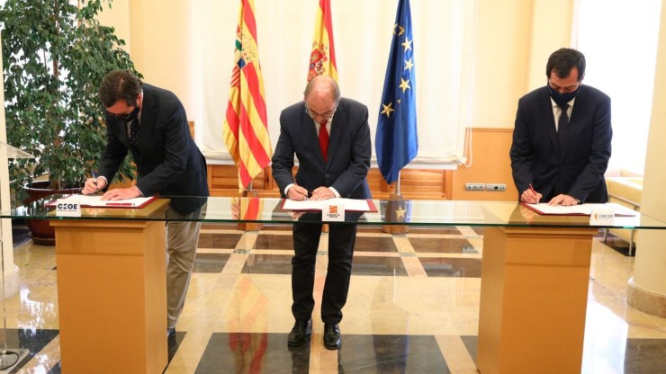 Gobierno de Aragón y CEOE han firmado un acuerdo para adherirse al 'Plan Sumamos Salud + Economía'.