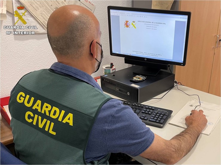 La Guardia Civil recuerda las precauciones a tomar para evitar estafas en la red.