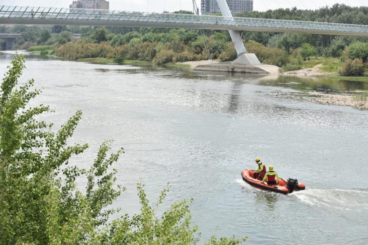 Imagen de archivo de un equipo de los bomberos de Zaragoza en el Ebro.
