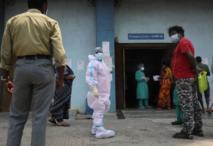 Varias personas esperan para hacerse una PCR en un hospital de la India.