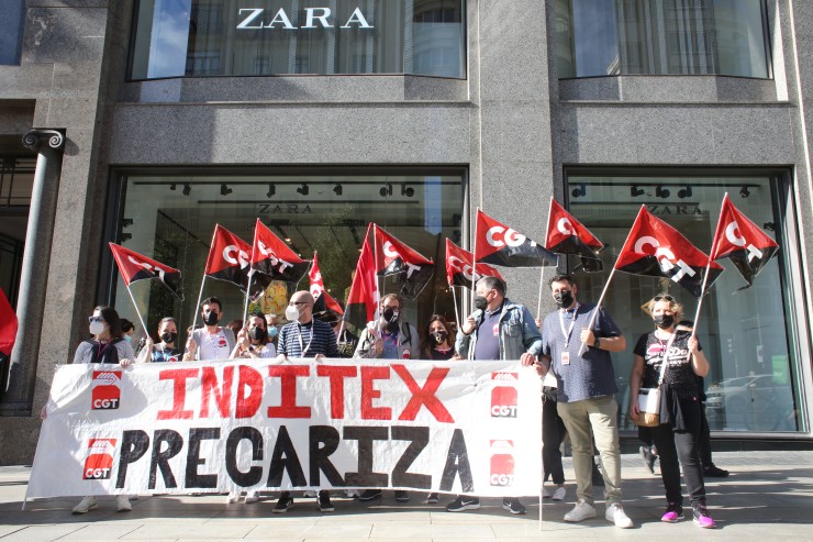 Varias personas protesta contra el cierre de tiendas de Inditex/Europa Press