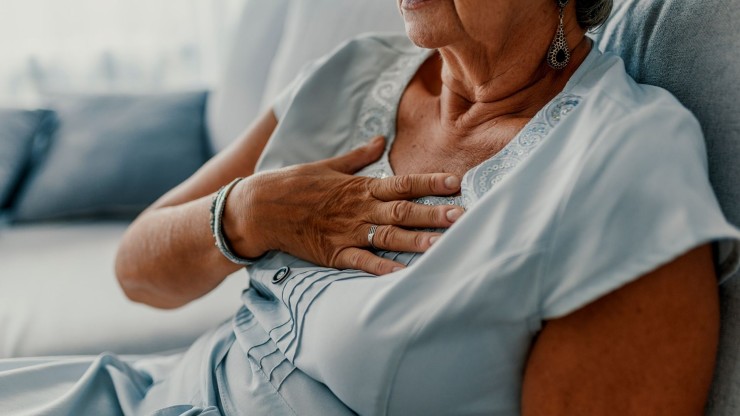 El dolor en el pecho es uno de los síntomas previos al infarto.