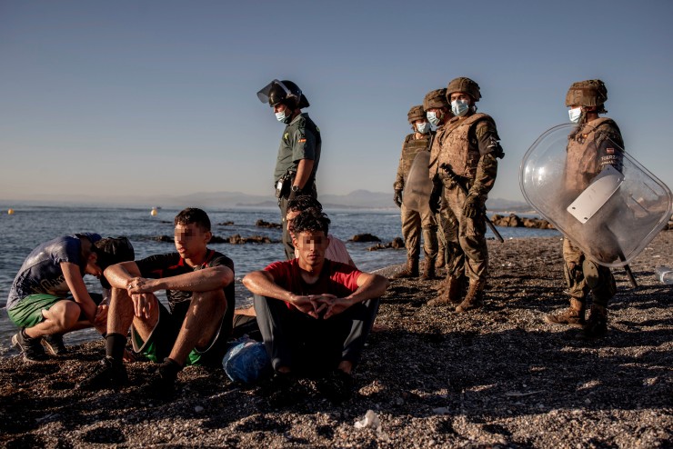 Varios inmigrantes menores a su llegada a la playa de El Tarajal, en Ceuta.