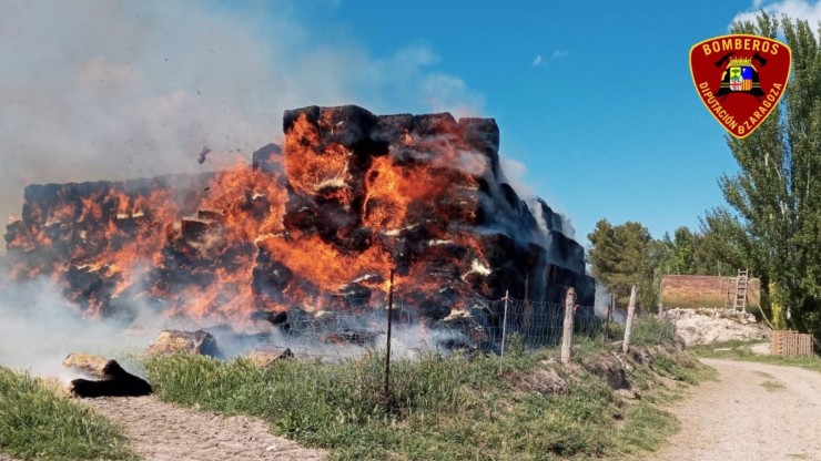 Arden unas 200 toneladas de paja en Tauste (Zaragoza).