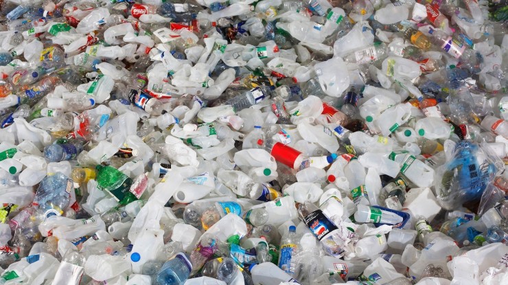 Botellas de plástico de un solo uso.