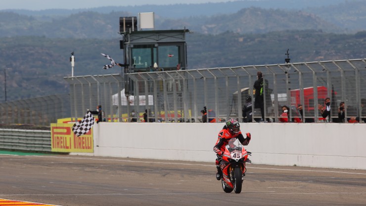 Scott Redding ha ganado con claridad en la carrera 2 de Superbikes en MotorLand Aragón.