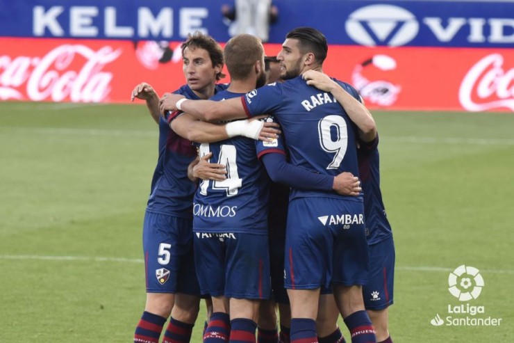 Los jugadores de la SD Huesca celebran la victoria ante el Athletic Club.