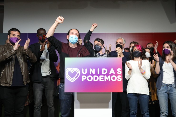 El candidato de Unidas Podemos a la presidencia de la Comunidad de Madrid y secretario general de Podemos, Pablo Iglesias, rodeado de compañeros del partido.