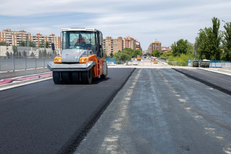 La prolongación de la Avenida ya empieza a lucir sus primeras capas de asfalto. Foto: Miguel G. García (Ayto. Zaragoza)