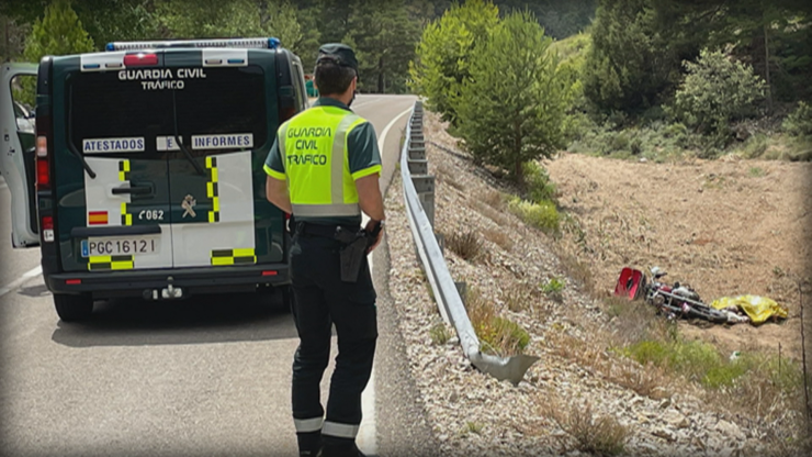 El motorista ha caído por un pequeño terraplén tras saltar la bionda (Foto: Guardia Civil Teruel)