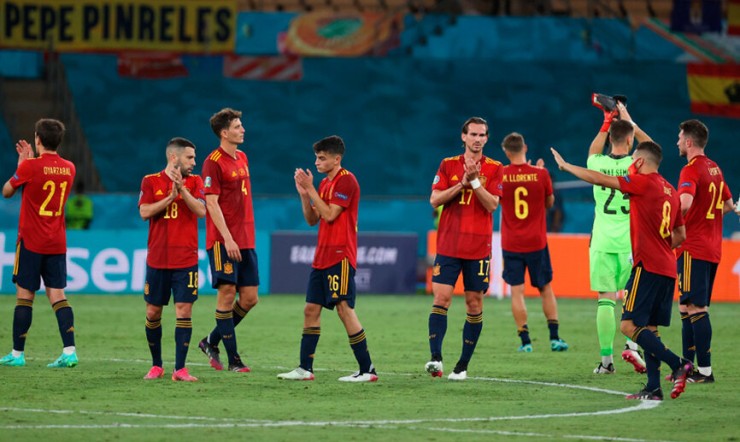 Los jugadores de la selección aplauden. Imagen: Twitter Selección española.