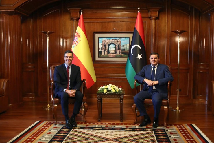 Pedro Sánchez, durante su encuentro en Trípoli con el primer ministro del Gobierno de Unidad Nacional de Libia, Abdelhamid Dbeibah.