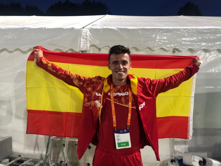 Carlos Mayo posa con la bandera de España.
