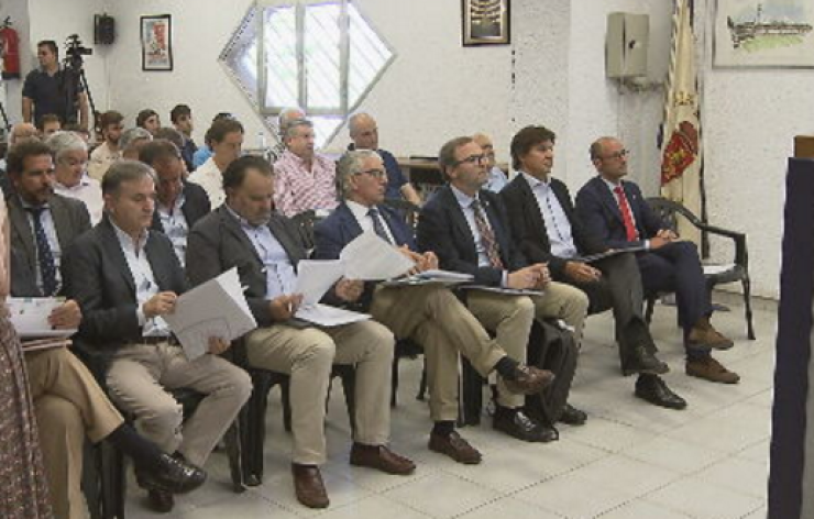 Varios miembros de la Fundación Zaragoza 2032 durante una Junta de Accionistas.