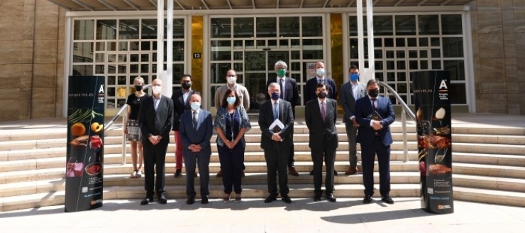 Foto de familia con los representantes de las cadenas, la AIAA y del Gobierno de Aragón (DGA)
