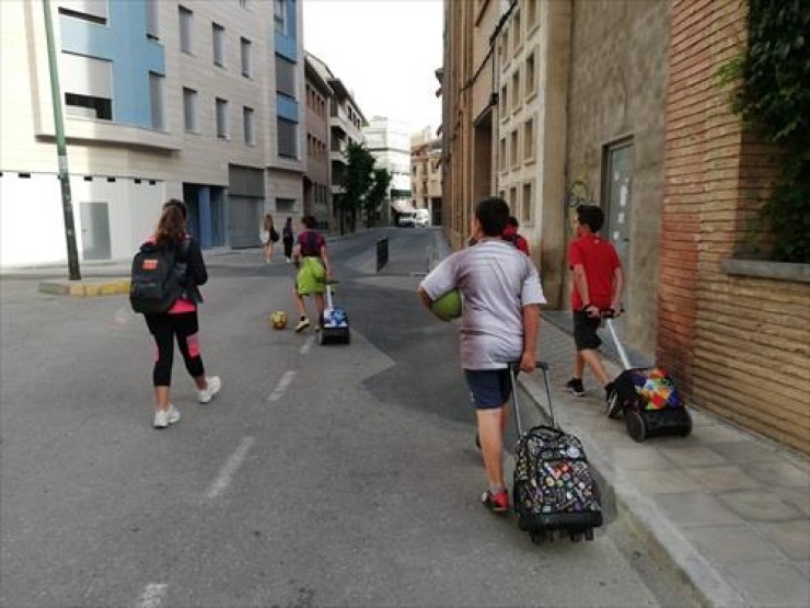 Niños se dirigen al colegio a pie  (Universidad de Zaragoza)
