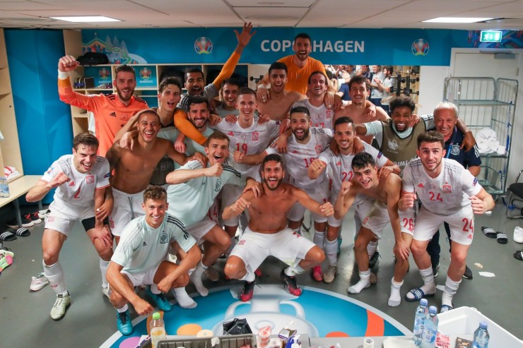 Los jugadores de la selección española celebran la victoria de España en el vestuario. Foto: SEFútbol
