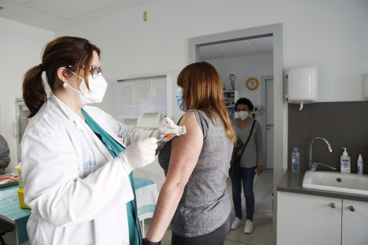 Una mujer recibe la vacuna contra la COVID-19.