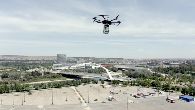 Un dron sobrevuela la zona Expo de Zaragoza.