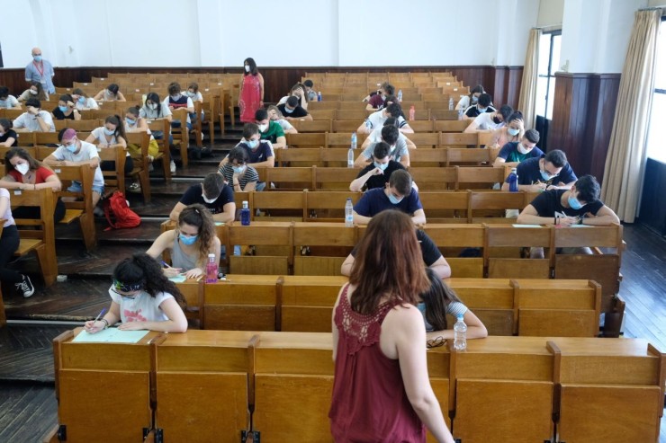 Estudiantes, ante una de las pruebas de la EvAU 2021 en la Universidad de Zaragoza.