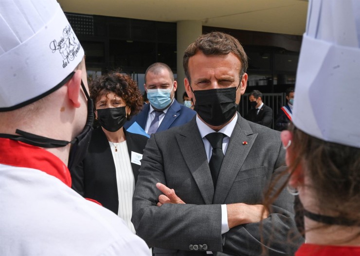 El presidente francés, Emmanuel Macron, en un acto oficial que ha tenido lugar momentos antes de la agresión (EFE).