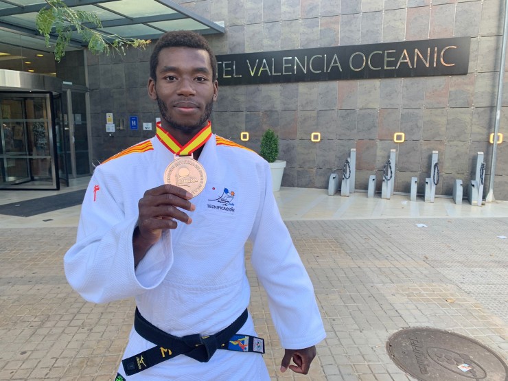 Moussa Macalou posa con su medalla. Imagen: Federación Aragonesa de Judo.